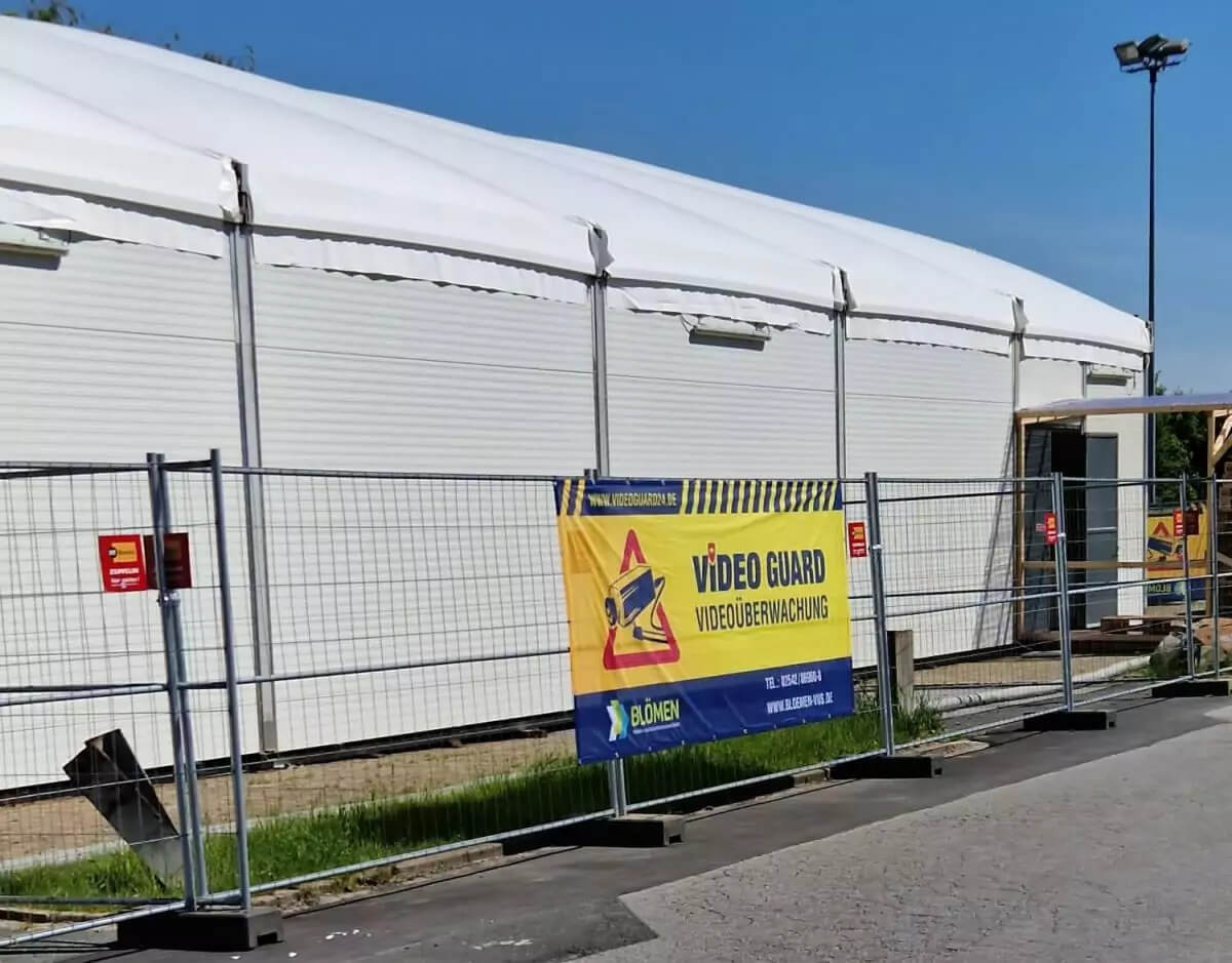 Discounter in a tent | Protected with VideoGuard