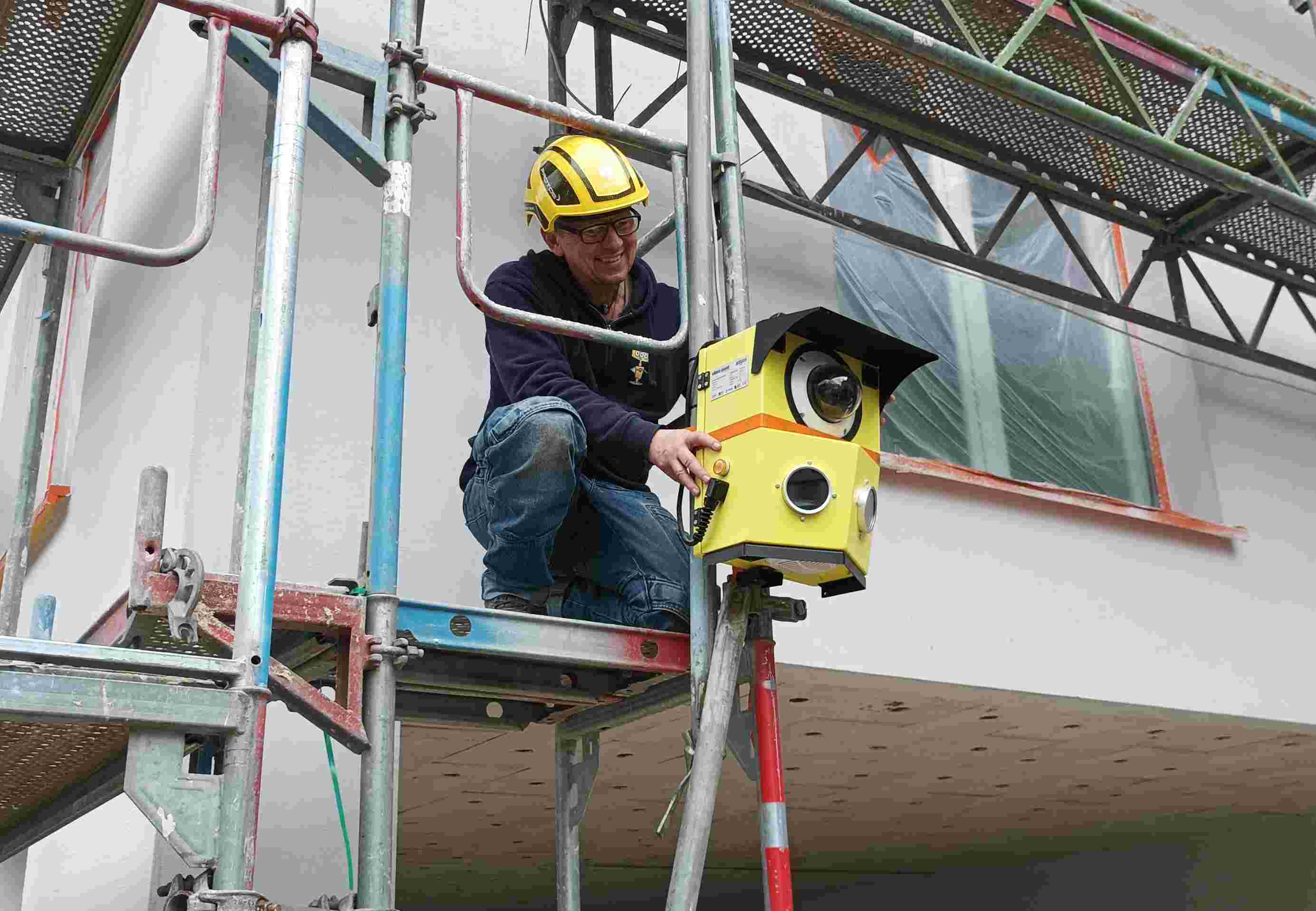 Montage des Video Guard Compact an einen Gerüst
