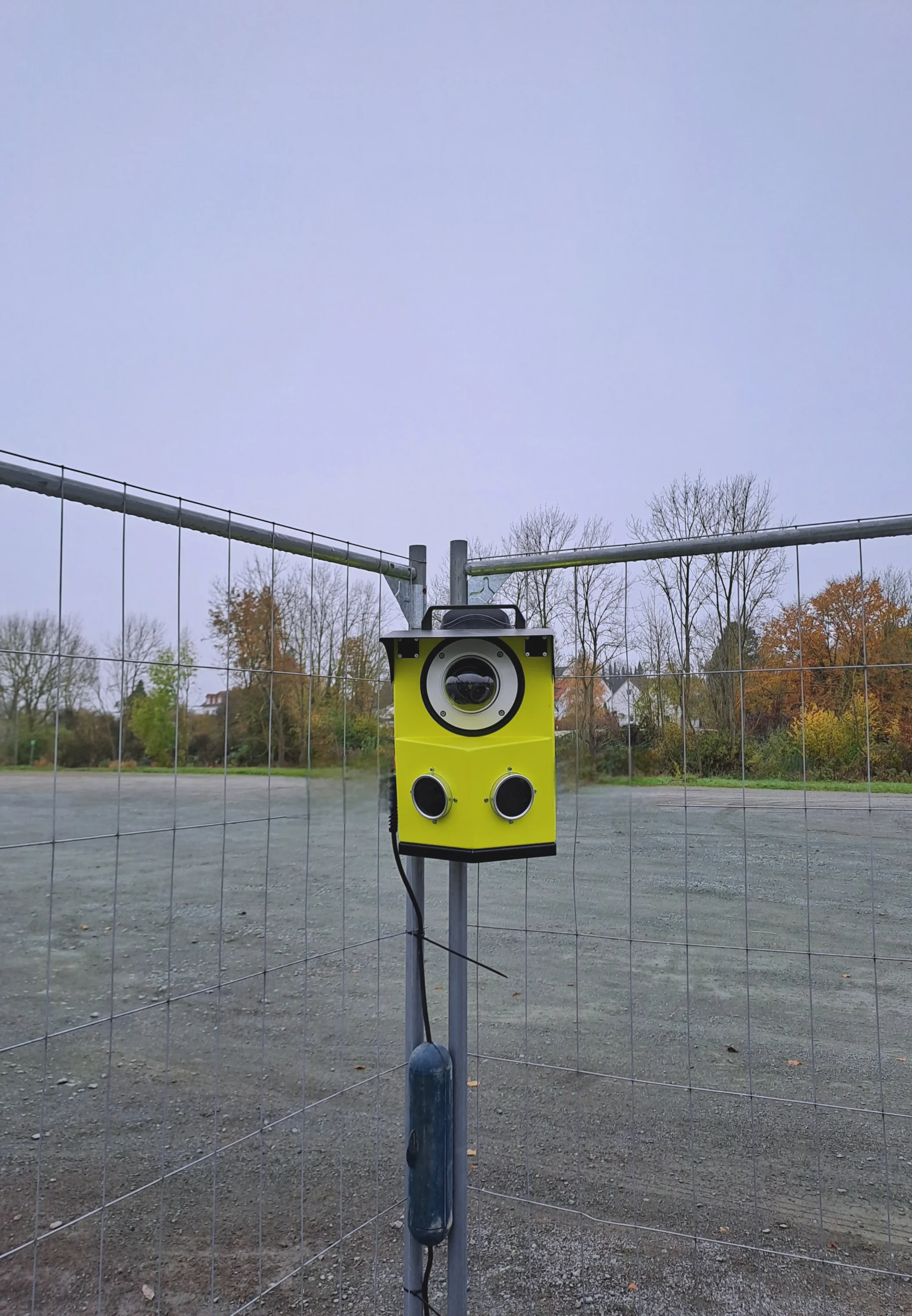 Video Guard Compact befestigt an einen Bauzaun