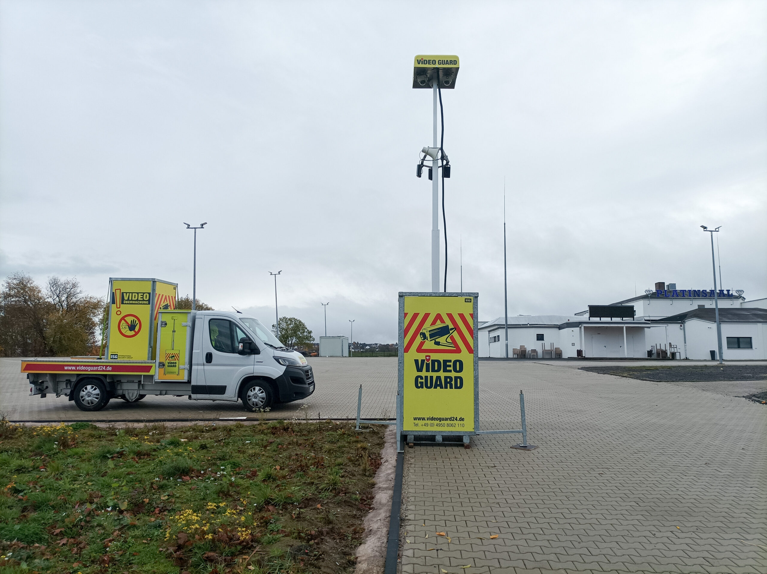 Videoturm wird auf einem Parkplatz gestellt