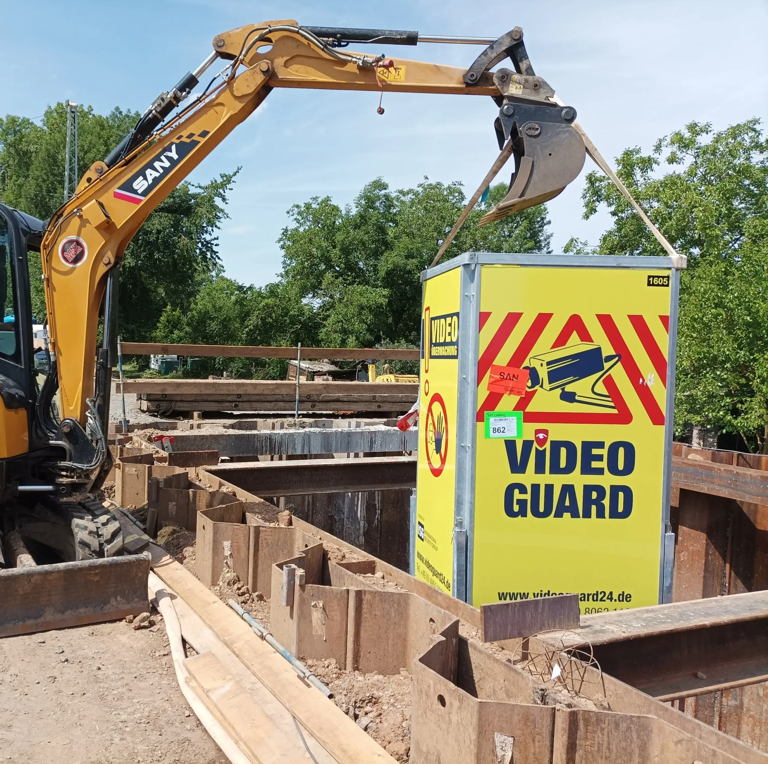 Video Guard Turm wird mit einem Bagger umgesetzt