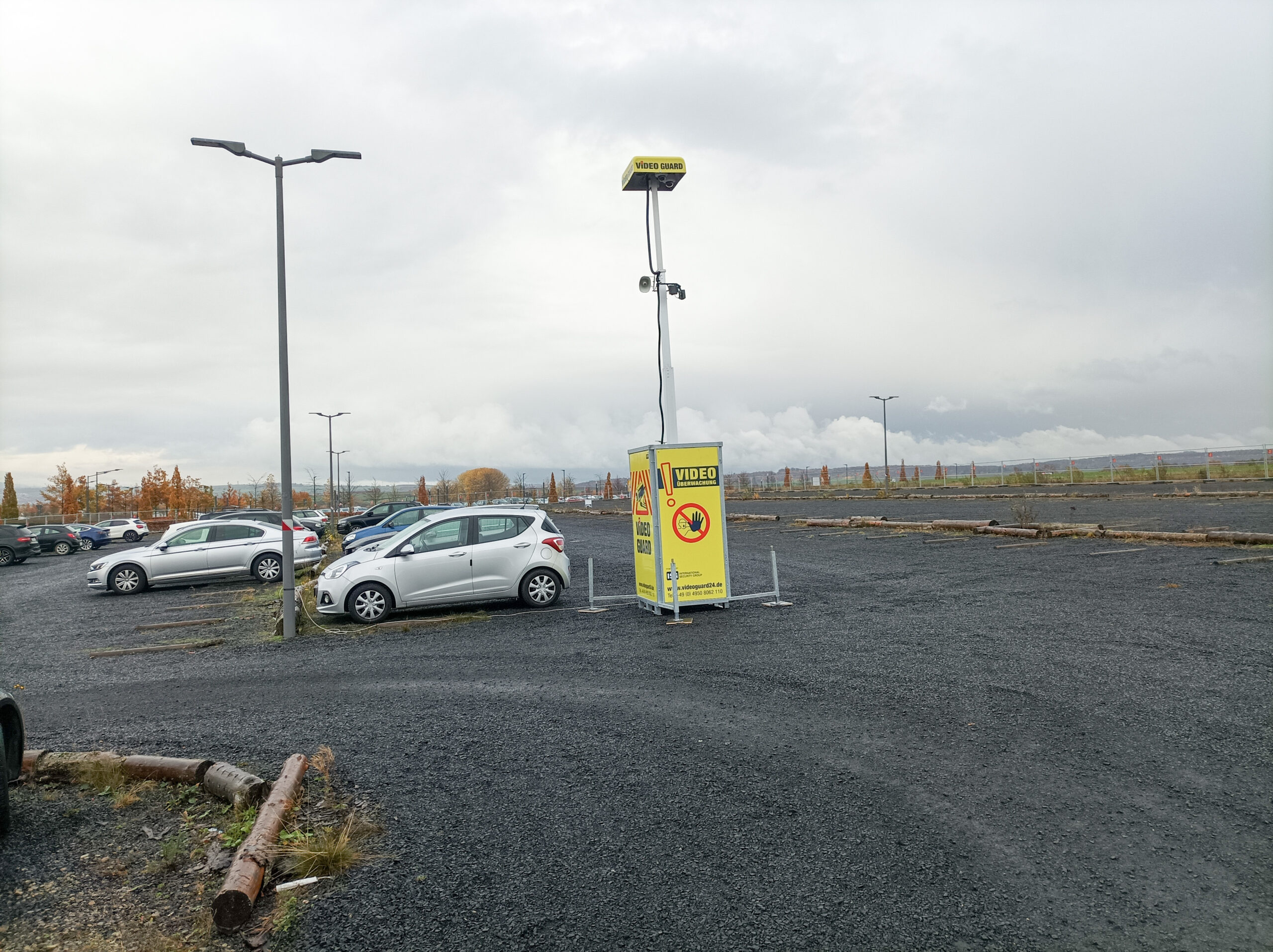 Video Guard Turm bewacht einen öffentlichen Parkplatz