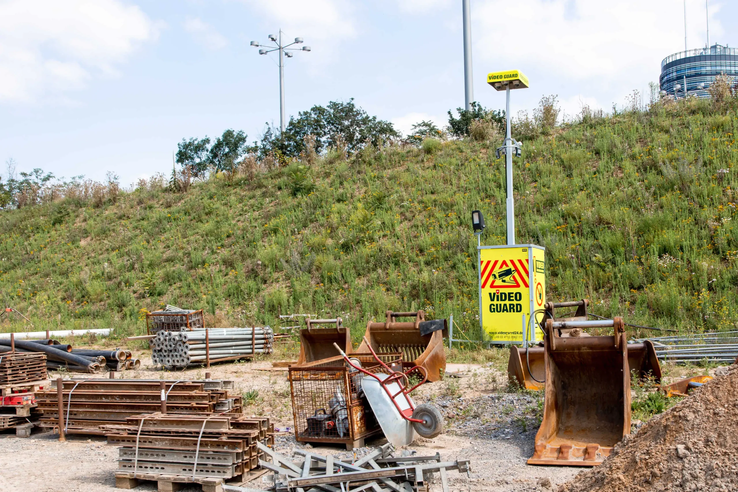 Video Guard Turm bewacht eine Baustelle