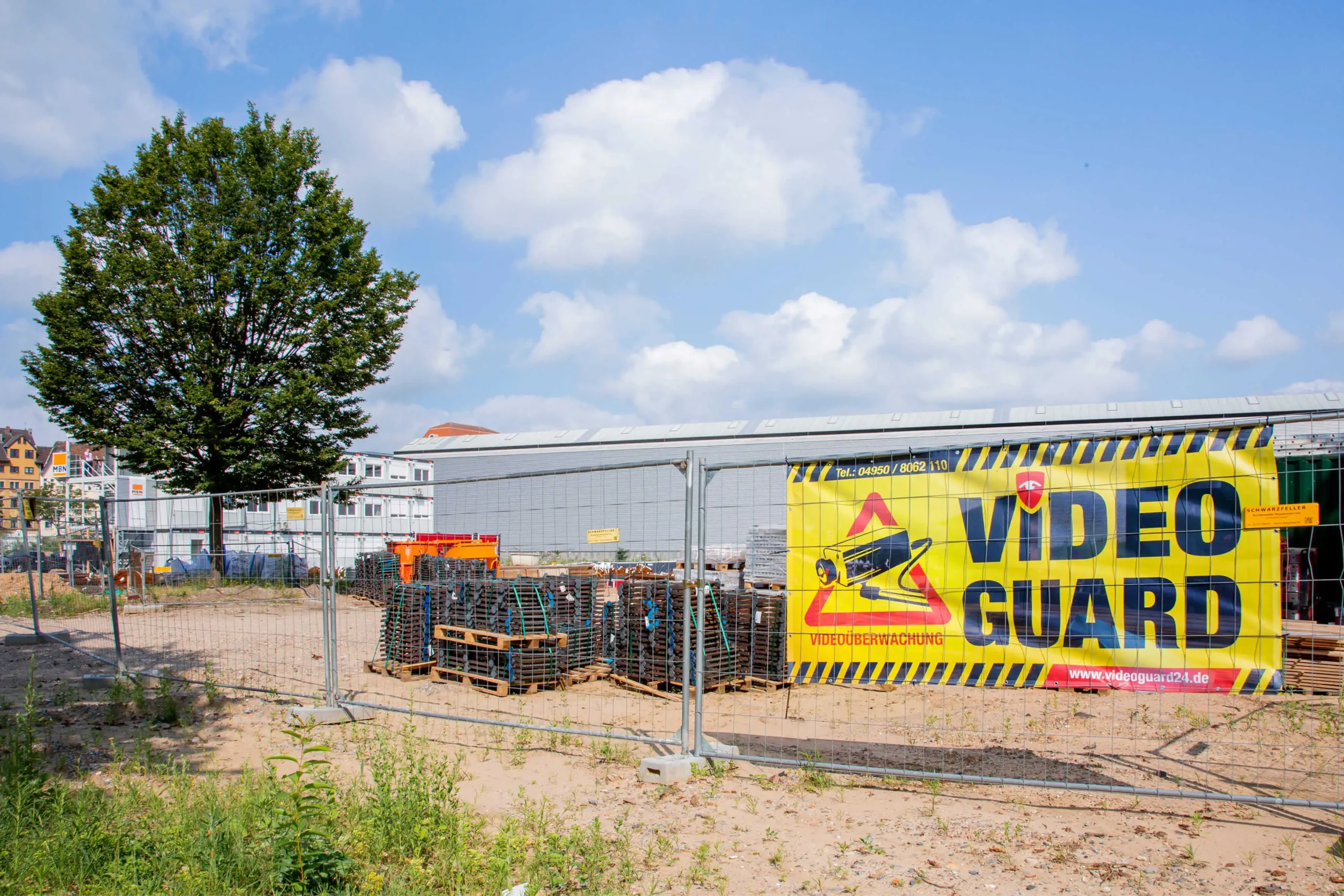 DSGVO Banner am Zaun für die Videoüberwachung