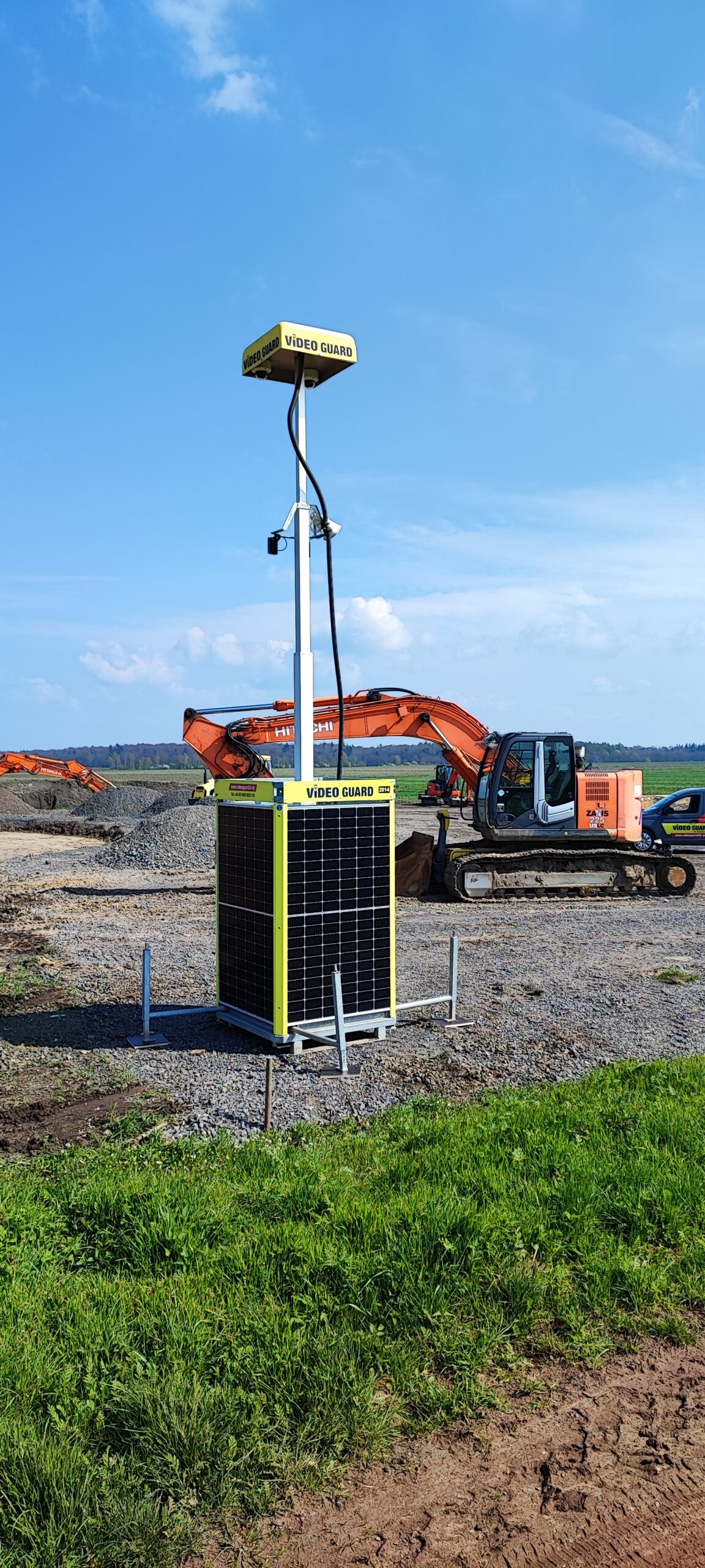 Video Guard Solar is standing in front of an excavator and monitoring the material