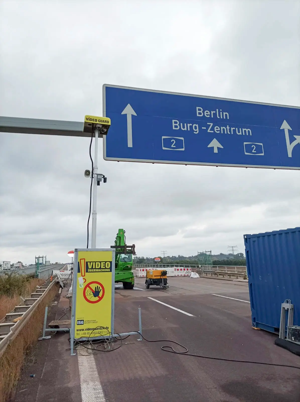Video Guard Turm sichert einen Autobahnabschnitt.
